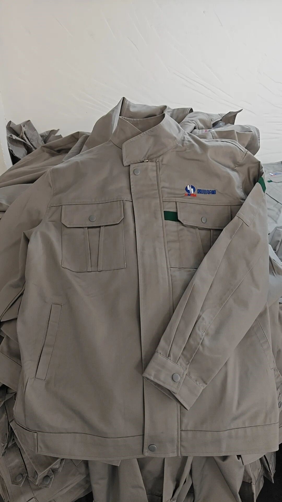 長(zhǎng)沙炭河服飾有限公司,長(zhǎng)沙西服定制公司,工作服定制,沖鋒衣定制,T恤定制